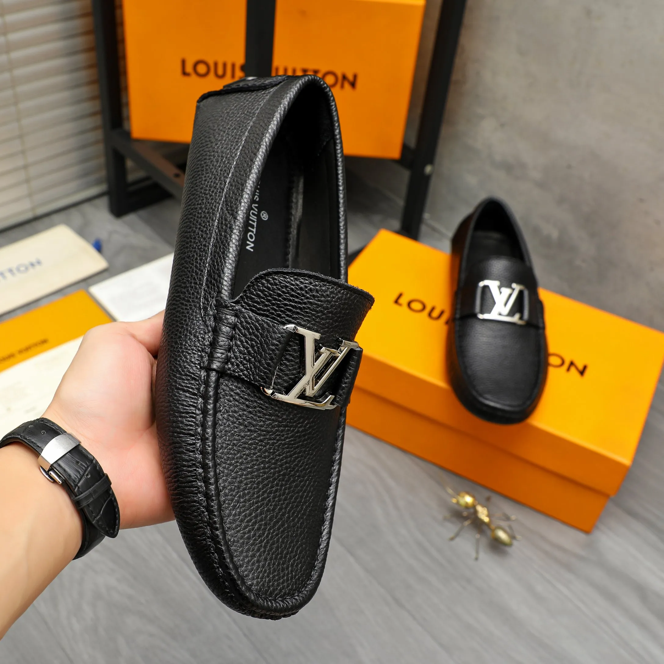 Men's shoes 💰420 Product trademark: LV "Louis Vuitton" casual slip-on shoes Regular size: 38-46 (45.46 custom-made, non-returnable) Product materials: Selected pebbled cowhide upper, sheepskin lining, original rubber outsole